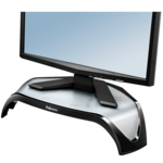 Soporte para Monitor Smart Suites™__8020101_CornerMonitorRiser_Hero_B.png