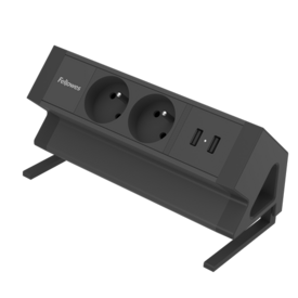 Unité d'alimentation rectangulaire noire avec deux ports 230V et deux connexions USB-A. L'unité est inclinée à 45°.  