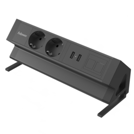 Rechteckige schwarze Elektrifizierungseinheit mit zwei 230V-Anschlüssen und zwei USB-A-Anschlüssen. Die Einheit verfügt über ein Keystone-Modul, das durch benutzerdefinierte Verbindungen ersetzt werden kann. Die Einheit steht in einem 45°-Winkel.