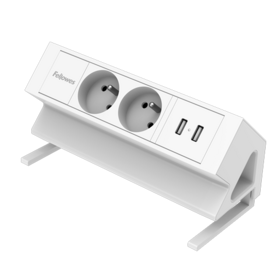 Unité d'alimentation rectangulaire blanche avec deux ports 230V et deux connexions USB-A. L'unité est inclinée à 45°.  