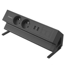 Unité d'alimentation rectangulaire noire avec deux ports 230V et deux connexions USB-A. Elle est également équipée d'un espace pour keystone, remplaçable par deux connexions personnalisées. L'unité est inclinée à 45°.  