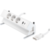 Rechteckige weiße Einheit mit drei 230V-Anschlüssen und zwei USB-Anschlüssen. Die Einheit steht in einem 45°-Winkel und wird mit einer Klemme unter dem Schreibtisch befestigt.