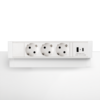 Rechteckige weiße Einheit mit drei 230V-Anschlüssen und zwei USB-Anschlüssen. Die Einheit steht in einem 45°-Winkel und wird mit einer Klemme unter dem Schreibtisch befestigt.