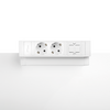 Lange rechteckige weiße Elektrifizierungseinheit mit zwei 230V-Anschlüssen und einem Keystone-Slot. Die Einheit steht im 45°-Winkel und wird mit einer Klemme an einem Tisch befestigt.