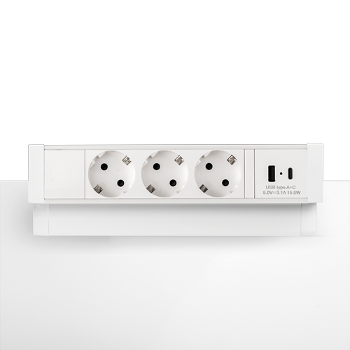 Rechteckige weiße Einheit mit drei 230V-Anschlüssen und zwei USB-Anschlüssen. Die Einheit steht in einem 45°-Winkel und wird mit einer Klemme unter dem Schreibtisch befestigt.
