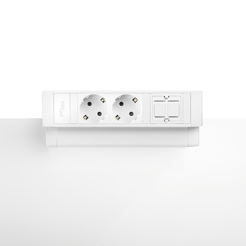 Lange rechteckige weiße Elektrifizierungseinheit mit zwei 230V-Anschlüssen und einem Keystone-Slot. Die Einheit steht im 45°-Winkel und wird mit einer Klemme an einem Tisch befestigt.