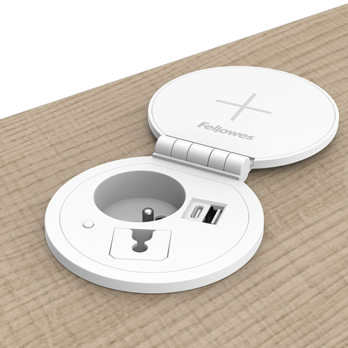 Prise d'alimentation circulaire avec une prise 230V, un port de charge USB-C et un port de charge USB-A, avec un couvercle incluant la charge sans fil.  