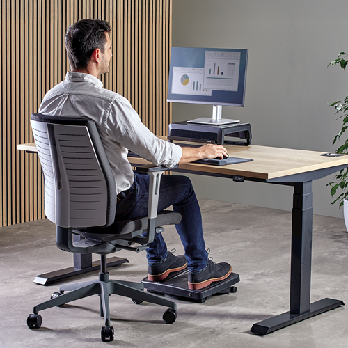 Professional Series™ Ultieme Voetensteun__8067001_PS_Ultimate_FootSupport_LS_Person_b.png