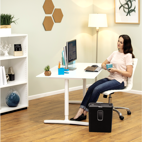Powershred P-30C 6 Sheet Cross-Cut Shredder__P-30C_Lifestyle_2.png